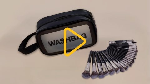 Набір пензлів і спонжів для макіяжу в косметичці